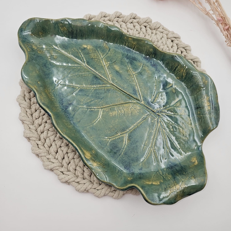 Patera ceramiczna liść szmaragdowa ręcznie robiona i zdobiona rękodzieło pomysł na prezent patera duży talerz liść
