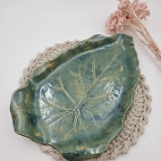 Patera ceramiczna liść szmaragdowa ręcznie robiona i zdobiona rękodzieło pomysł na prezent patera duży talerz liść