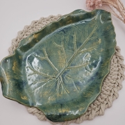 Patera ceramiczna liść szmaragdowa ręcznie robiona i zdobiona rękodzieło pomysł na prezent patera duży talerz liść