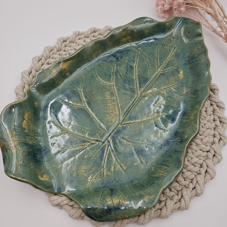 Patera ceramiczna liść szmaragdowa ręcznie robiona i zdobiona rękodzieło pomysł na prezent patera duży talerz liść