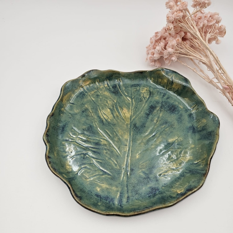 Patera ceramiczna liść szmaragdowa ręcznie robiona i zdobiona rękodzieło pomysł na prezent patera talerz liść