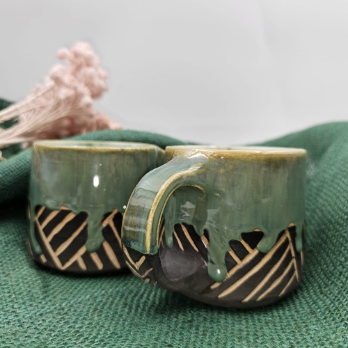 Kubek ceramiczny OCIEK spływający ok. 300 ml ręcznie toczony rękodzieło ręcznie zdobiony czarno-zielony