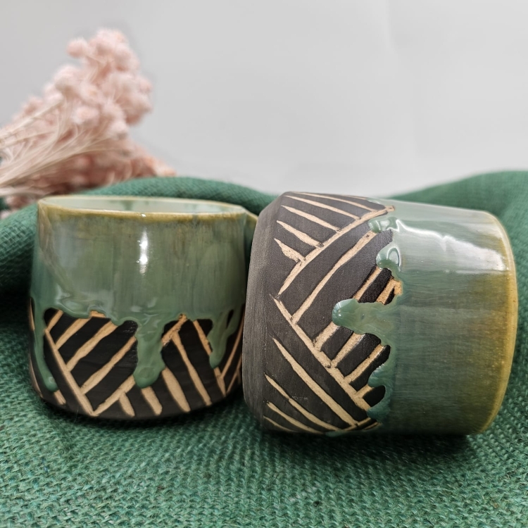 Kubek ceramiczny OCIEK spływający ok. 300 ml ręcznie toczony rękodzieło ręcznie zdobiony czarno-zielony
