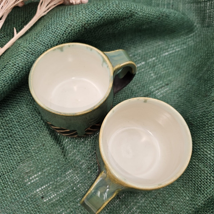 Kubek ceramiczny OCIEK spływający ok. 300 ml ręcznie toczony rękodzieło ręcznie zdobiony czarno-zielony