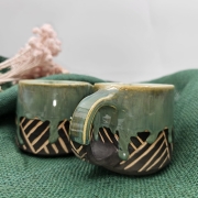 Kubek ceramiczny OCIEK spływający ok. 300 ml ręcznie toczony rękodzieło ręcznie zdobiony czarno-zielony