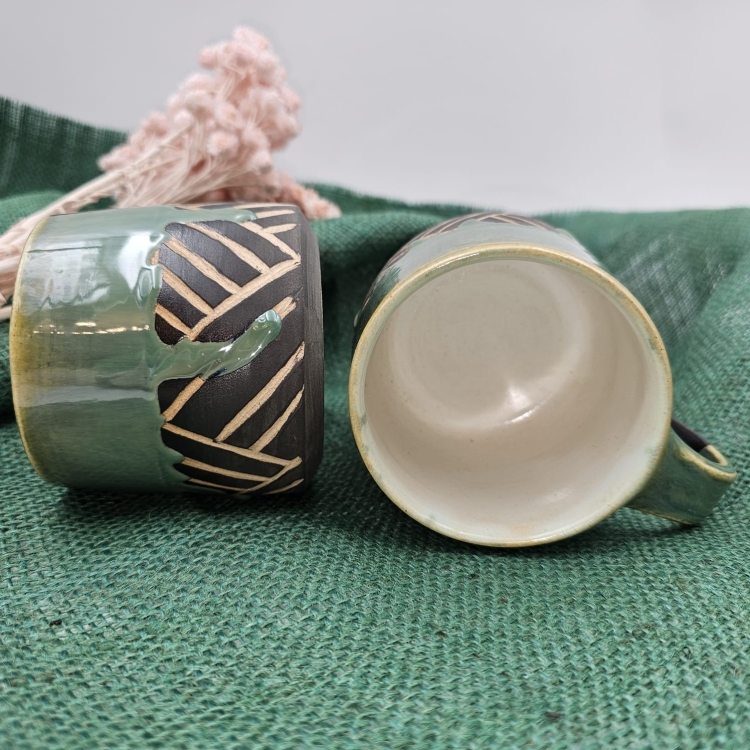 Kubek ceramiczny OCIEK spływający ok. 300 ml ręcznie toczony rękodzieło ręcznie zdobiony czarno-zielony