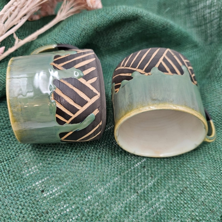 Kubek ceramiczny OCIEK spływający ok. 300 ml ręcznie toczony rękodzieło ręcznie zdobiony czarno-zielony