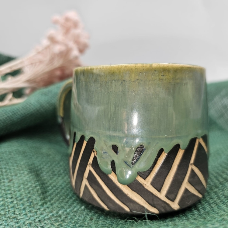 Kubek ceramiczny OCIEK spływający ok. 300 ml ręcznie toczony rękodzieło ręcznie zdobiony czarno-zielony
