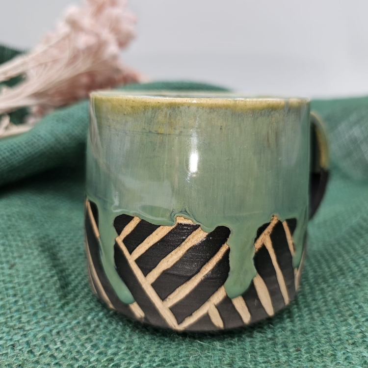 Kubek ceramiczny OCIEK spływający ok. 300 ml ręcznie toczony rękodzieło ręcznie zdobiony czarno-zielony