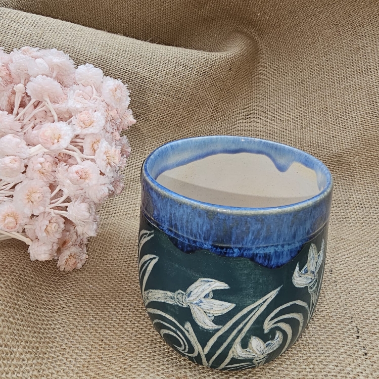 Kubek ceramiczny z uchem PRZEBIŚNIEGI niebieski-zielony poj. ok. 300 ml ręcznie toczony rękodzieło ręcznie zdobiony
