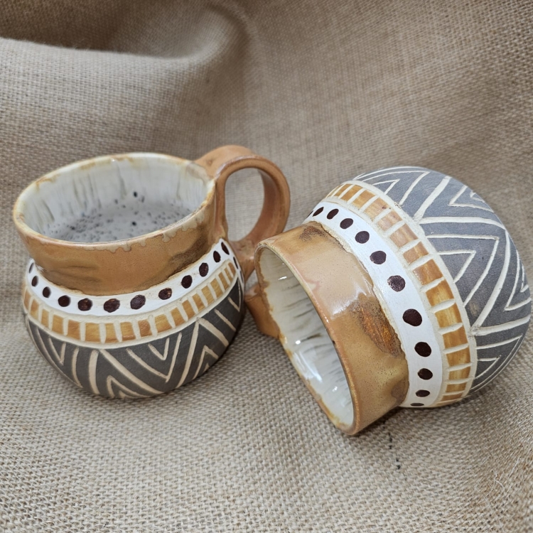 Kubek ceramiczny z uchem brązowy w kropki poj. ok. 300 ml ręcznie toczony rękodzieło ręcznie zdobiony beczułka