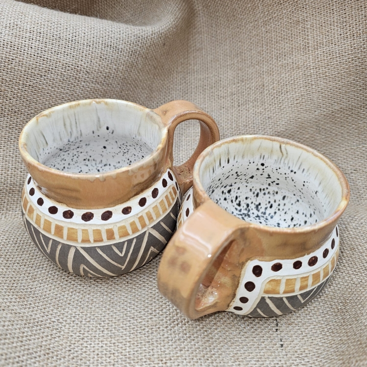 Kubek ceramiczny z uchem brązowy w kropki poj. ok. 300 ml ręcznie toczony rękodzieło ręcznie zdobiony beczułka