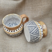 Kubek ceramiczny z uchem brązowy w kropki poj. ok. 300 ml ręcznie toczony rękodzieło ręcznie zdobiony beczułka
