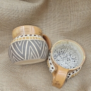 Kubek ceramiczny z uchem brązowy w kropki poj. ok. 300 ml ręcznie toczony rękodzieło ręcznie zdobiony beczułka