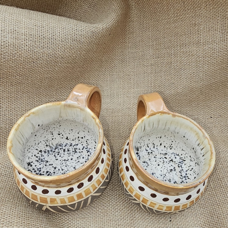 Kubek ceramiczny z uchem brązowy w kropki poj. ok. 300 ml ręcznie toczony rękodzieło ręcznie zdobiony beczułka