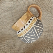 Kubek ceramiczny z uchem brązowy w kropki poj. ok. 300 ml ręcznie toczony rękodzieło ręcznie zdobiony beczułka