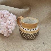 Kubek ceramiczny z uchem brązowy w kropki poj. ok. 300 ml ręcznie toczony rękodzieło ręcznie zdobiony beczułka