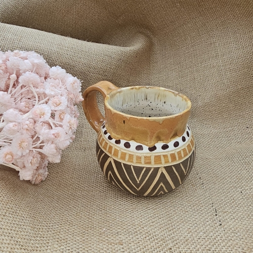 Kubek ceramiczny z uchem brązowy w kropki poj. ok. 300 ml ręcznie toczony rękodzieło ręcznie zdobiony beczułka