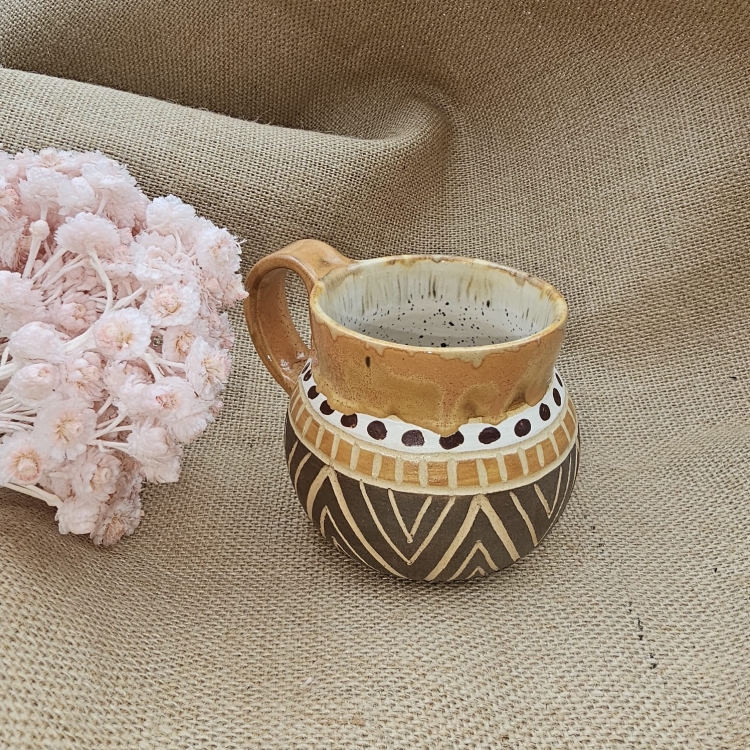 Kubek ceramiczny z uchem brązowy w kropki poj. ok. 300 ml ręcznie toczony rękodzieło ręcznie zdobiony beczułka