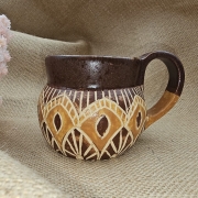 Kubek ceramiczny z uchem brązowy AZTEC poj. ok. 300 ml ręcznie toczony rękodzieło ręcznie zdobiony beczułka