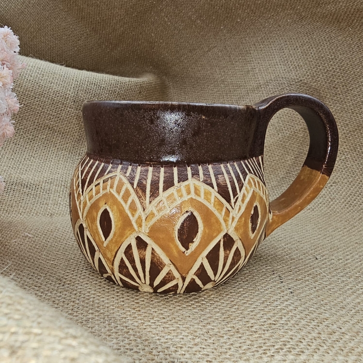 Kubek ceramiczny z uchem brązowy AZTEC poj. ok. 300 ml ręcznie toczony rękodzieło ręcznie zdobiony beczułka