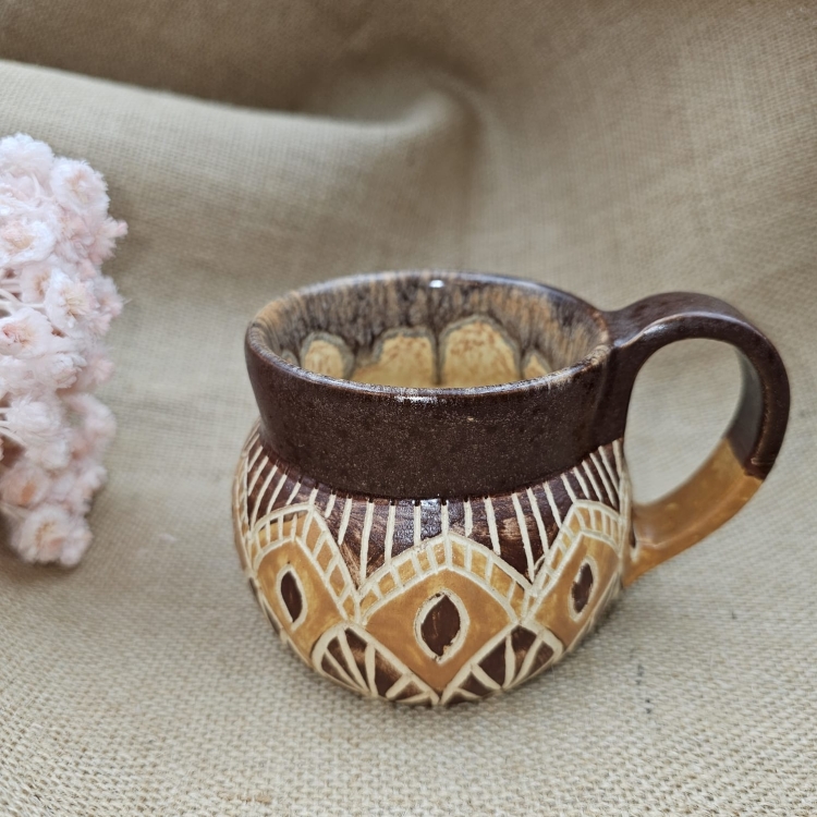 Kubek ceramiczny z uchem brązowy AZTEC poj. ok. 300 ml ręcznie toczony rękodzieło ręcznie zdobiony beczułka