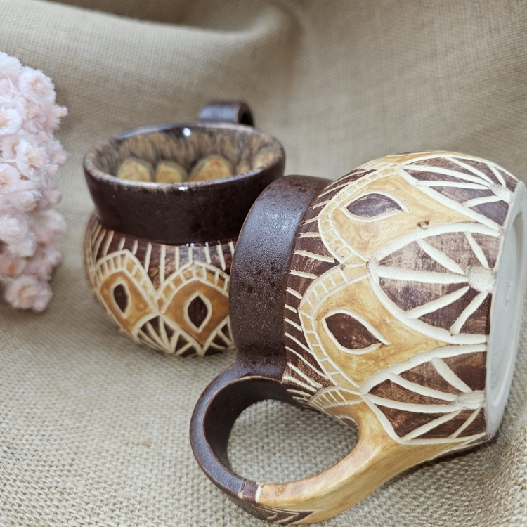 Kubek ceramiczny z uchem brązowy AZTEC poj. ok. 300 ml ręcznie toczony rękodzieło ręcznie zdobiony beczułka