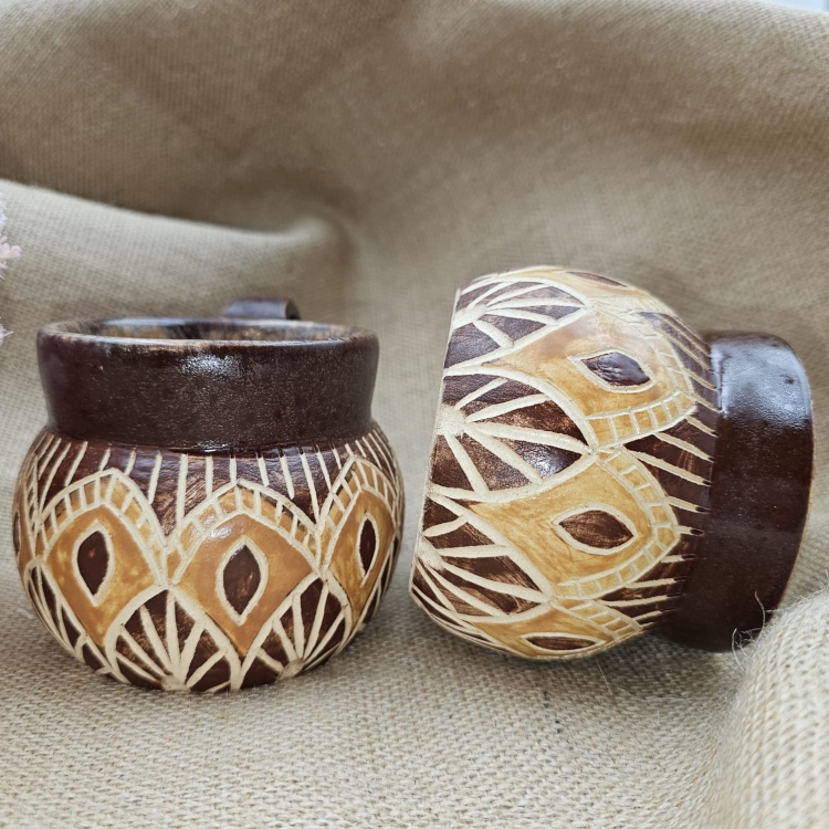 Kubek ceramiczny z uchem brązowy AZTEC poj. ok. 300 ml ręcznie toczony rękodzieło ręcznie zdobiony beczułka