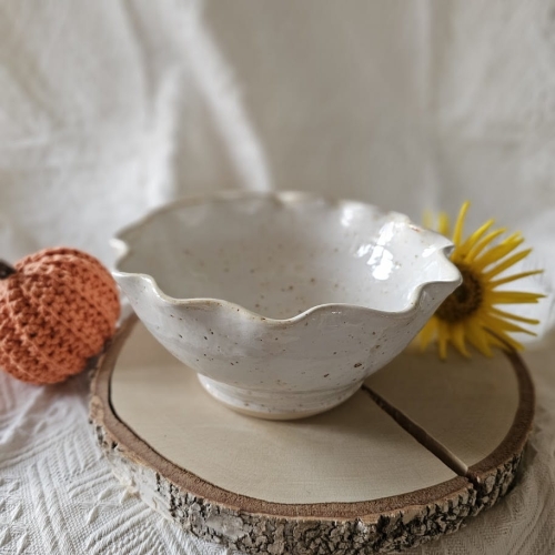 Miska ceramiczna biała fala duża sałatkowa ręcznie toczona i zdobiona