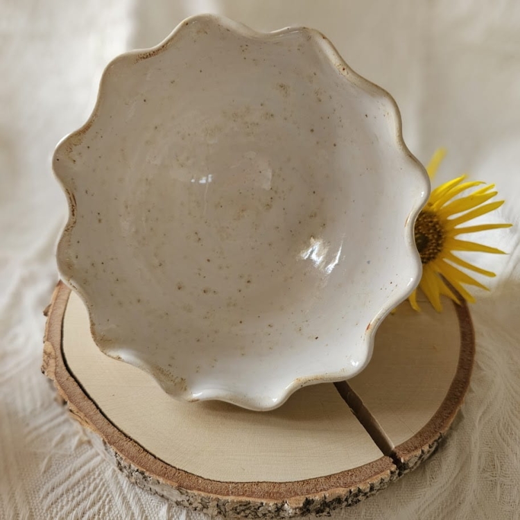 Miska ceramiczna biała fala duża sałatkowa ręcznie toczona i zdobiona