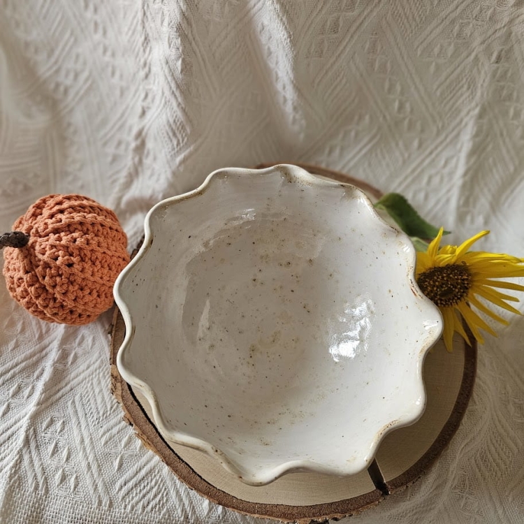 Miska ceramiczna biała fala duża sałatkowa ręcznie toczona i zdobiona