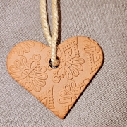 Zawieszka ozdobna serduszko z parzenicą z gliny samoutwardzalnej brązowej Walentynki dodatki ozdobne SERCE zawieszka góralska TATRY