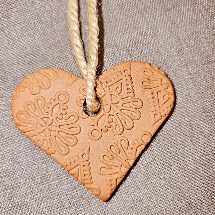 Zawieszka ozdobna serduszko z parzenicą z gliny samoutwardzalnej brązowej Walentynki dodatki ozdobne SERCE zawieszka góralska TATRY