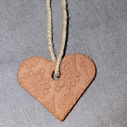 Zawieszka ozdobna serduszko z parzenicą z gliny samoutwardzalnej brązowej Walentynki dodatki ozdobne SERCE zawieszka góralska TATRY