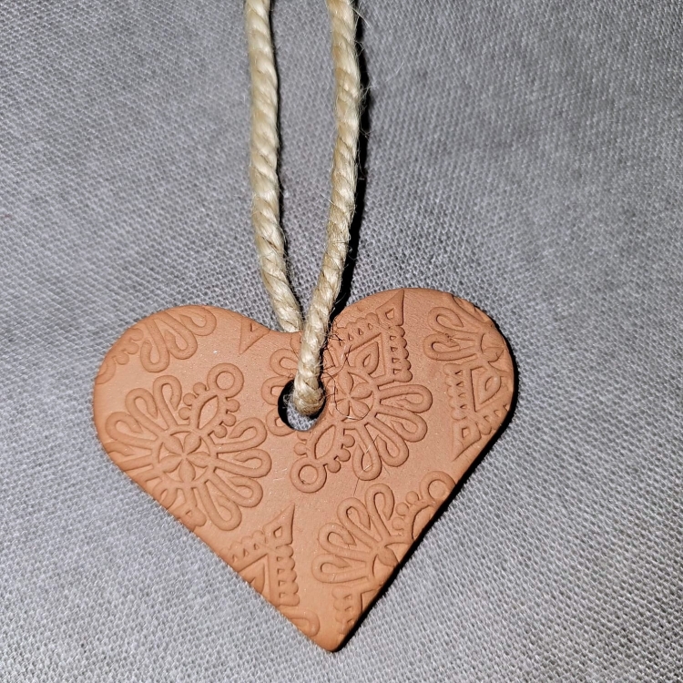 Zawieszka ozdobna serduszko z parzenicą z gliny samoutwardzalnej brązowej Walentynki dodatki ozdobne SERCE zawieszka góralska TATRY