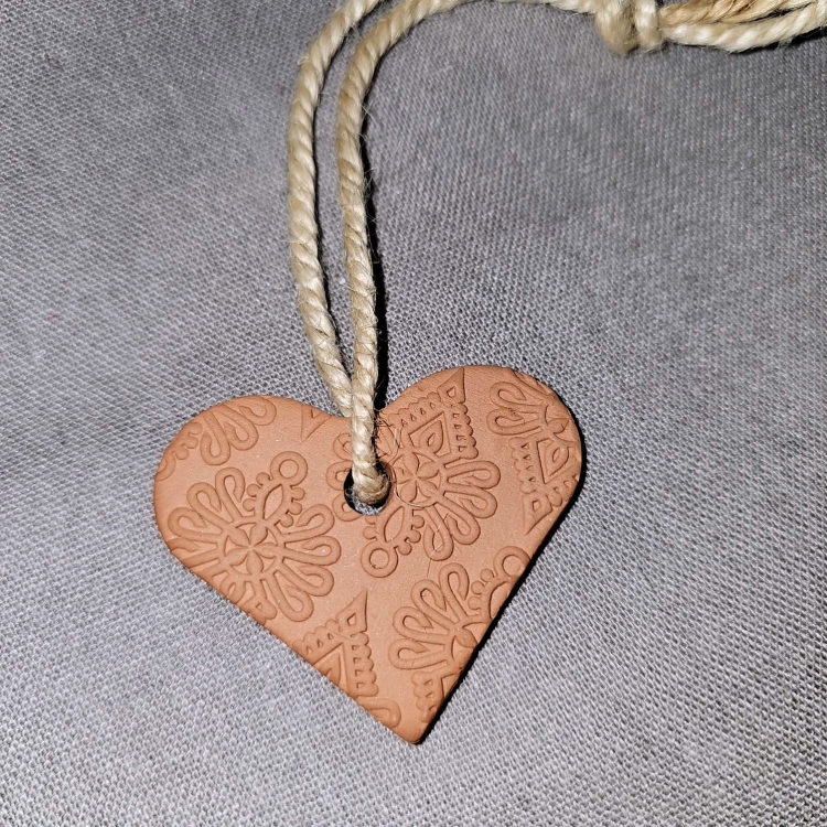 Zawieszka ozdobna serduszko z parzenicą z gliny samoutwardzalnej brązowej Walentynki dodatki ozdobne SERCE zawieszka góralska TATRY