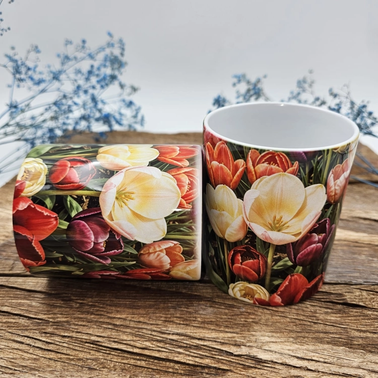 Kubek + nadruk z uchem łąka tulipanów tulipany kolorowe kubek 300 ml zwykły ceramiczny z sublimacją nadrukiem biały z kolorowym nadrukiem kubek kolorowe tulipany łąka