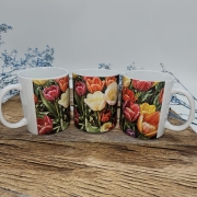 Kubek + nadruk z uchem łąka tulipanów tulipany kolorowe kubek 300 ml zwykły ceramiczny z sublimacją nadrukiem biały z kolorowym nadrukiem kubek kolorowe tulipany łąka