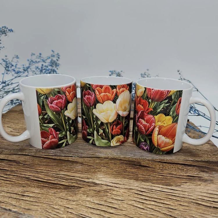 Kubek + nadruk z uchem łąka tulipanów tulipany kolorowe kubek 300 ml zwykły ceramiczny z sublimacją nadrukiem biały z kolorowym nadrukiem kubek kolorowe tulipany łąka