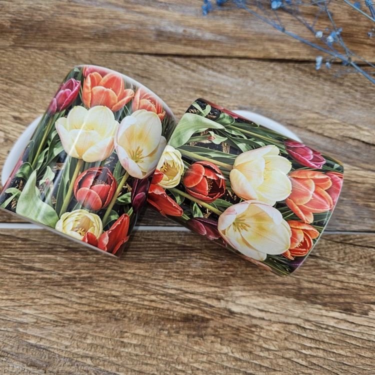 Kubek + nadruk z uchem łąka tulipanów tulipany kolorowe kubek 300 ml zwykły ceramiczny z sublimacją nadrukiem biały z kolorowym nadrukiem kubek kolorowe tulipany łąka