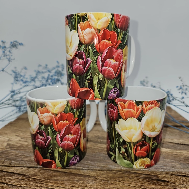 Kubek + nadruk z uchem łąka tulipanów tulipany kolorowe kubek 300 ml zwykły ceramiczny z sublimacją nadrukiem biały z kolorowym nadrukiem kubek kolorowe tulipany łąka