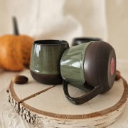 Kubek ceramiczny z uchem beczułka ręcznie robiony metodą odlewu 300 ml - ZIELONY