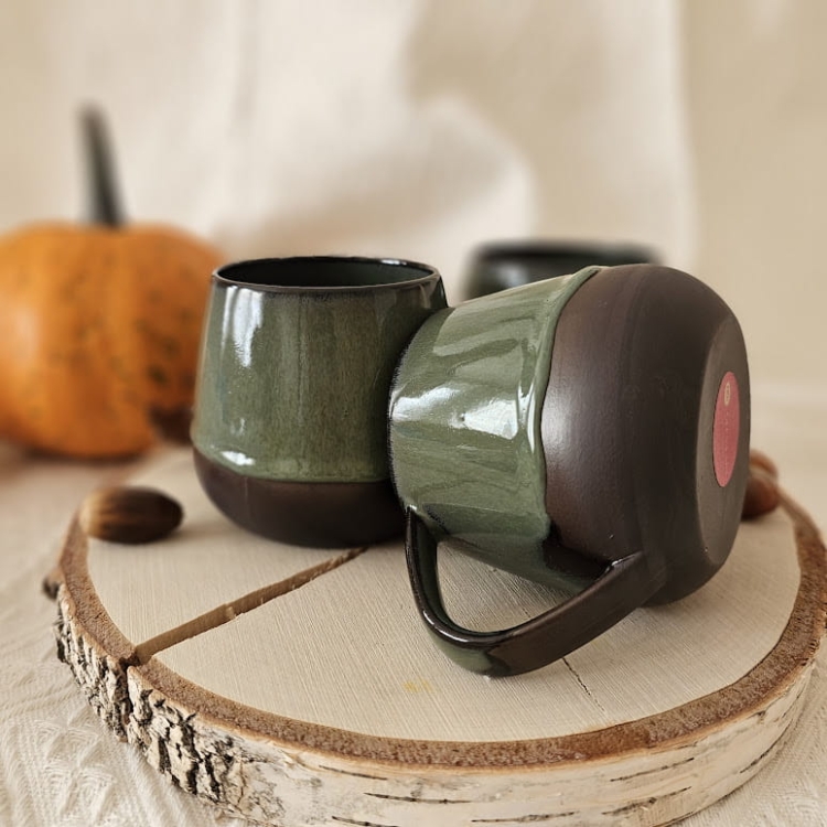 Kubek ceramiczny z uchem beczułka ręcznie robiony metodą odlewu 300 ml - ZIELONY
