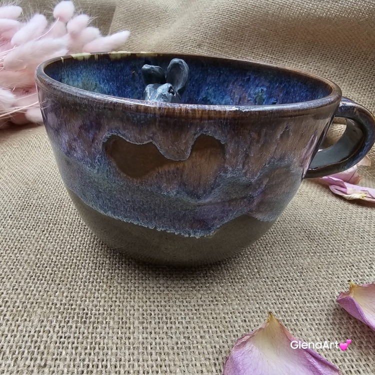 Filiżanka ceramiczna bez spodka z ZAJĄCEM szarakiem w środku ręcznie toczona i malowana w kolorze niebieskim opal