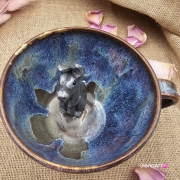 Filiżanka ceramiczna bez spodka z ZAJĄCEM szarakiem w środku ręcznie toczona i malowana w kolorze niebieskim opal