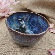 Filiżanka ceramiczna bez spodka z ZAJĄCEM szarakiem w środku ręcznie toczona i malowana w kolorze niebieskim opal