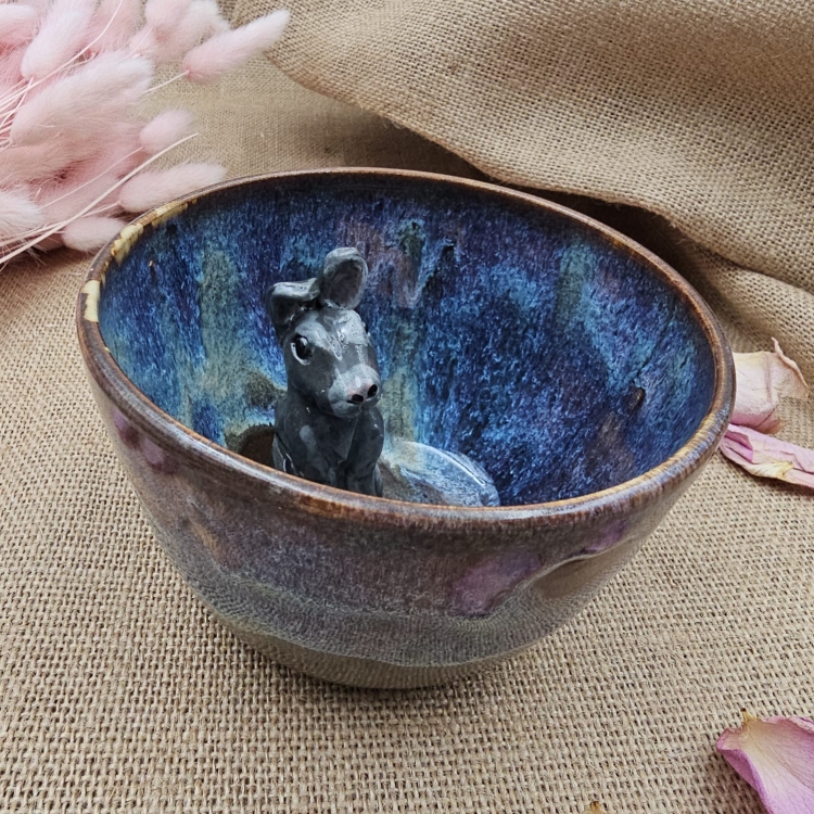 Filiżanka ceramiczna bez spodka z ZAJĄCEM szarakiem w środku ręcznie toczona i malowana w kolorze niebieskim opal