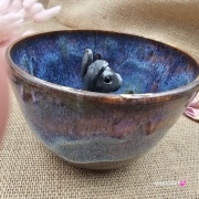 Filiżanka ceramiczna bez spodka z ZAJĄCEM szarakiem w środku ręcznie toczona i malowana w kolorze niebieskim opal