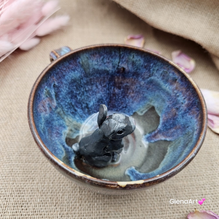 Filiżanka ceramiczna bez spodka z ZAJĄCEM szarakiem w środku ręcznie toczona i malowana w kolorze niebieskim opal