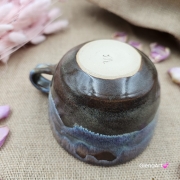 Filiżanka ceramiczna bez spodka z ZAJĄCEM szarakiem w środku ręcznie toczona i malowana w kolorze niebieskim opal